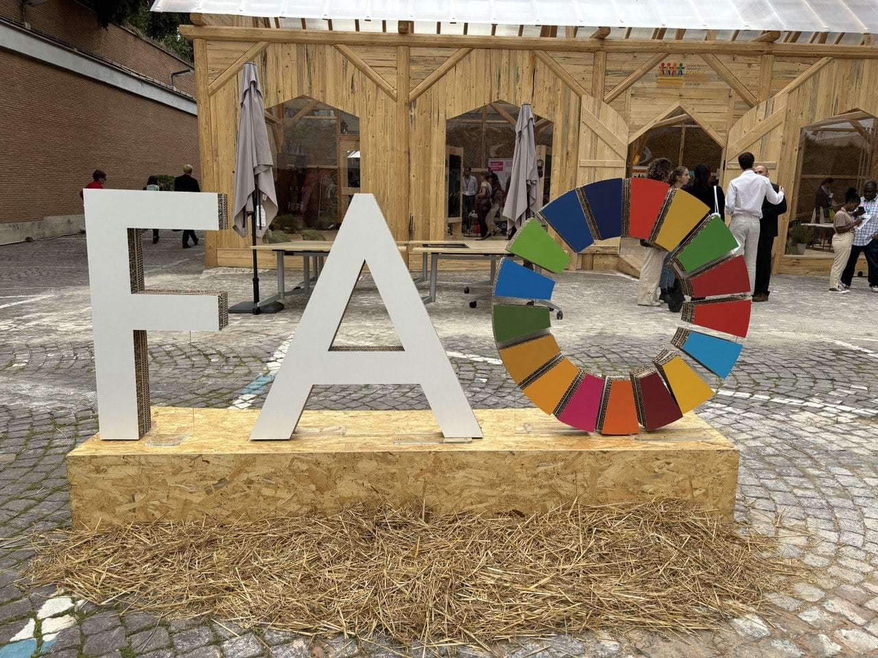 Testo alternativo SEO: Logo FAO con cerchio colorato esposto alla Giornata mondiale dell'alimentazione, evento dedicato alla sicurezza alimentare.