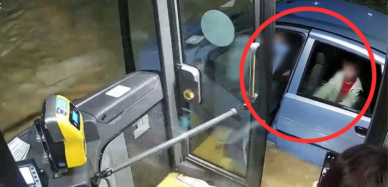 Siena sott'acqua, autista di bus salva padre e figlio | VIDEO