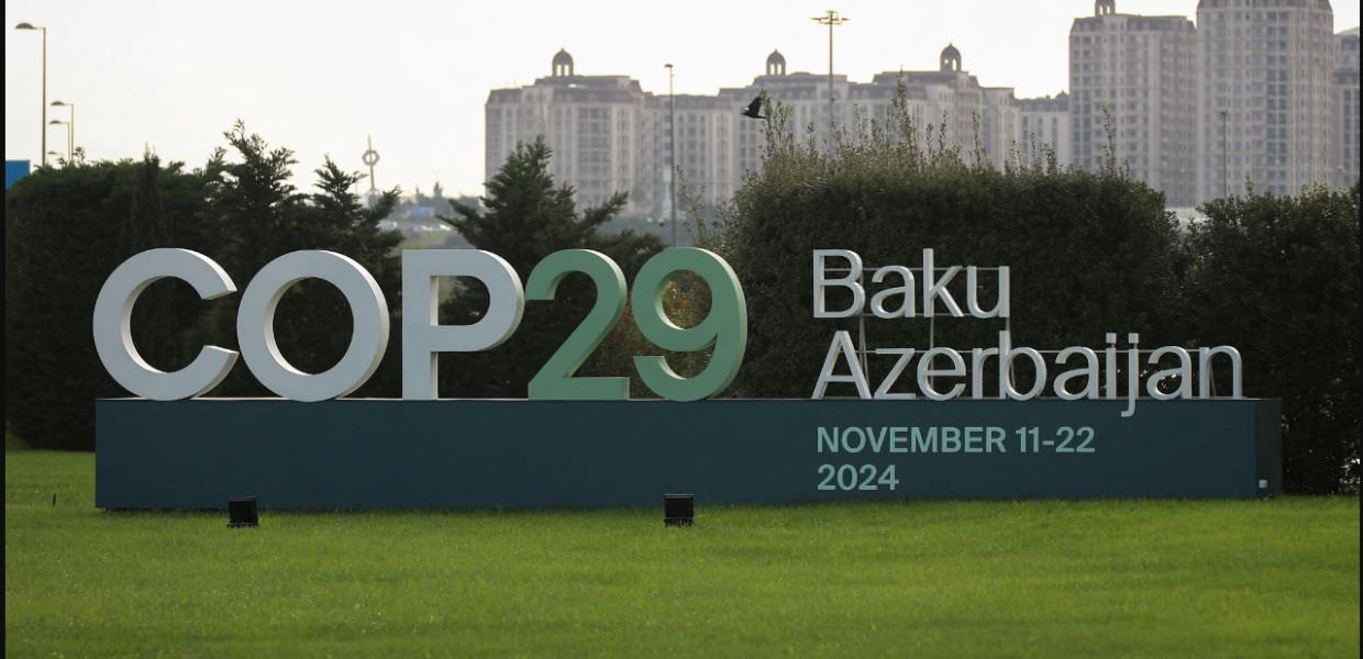 Cartello della COP29 in Azerbaigian, che si terrà dal 11 al 22 novembre 2024, evidenziando le sfide per un accordo sulla finanza climatica.
