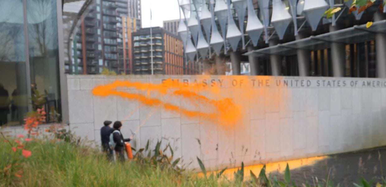 Attivisti Just Stop Oil imbrattano ambasciata USA a Londra dopo vittoria di Trump