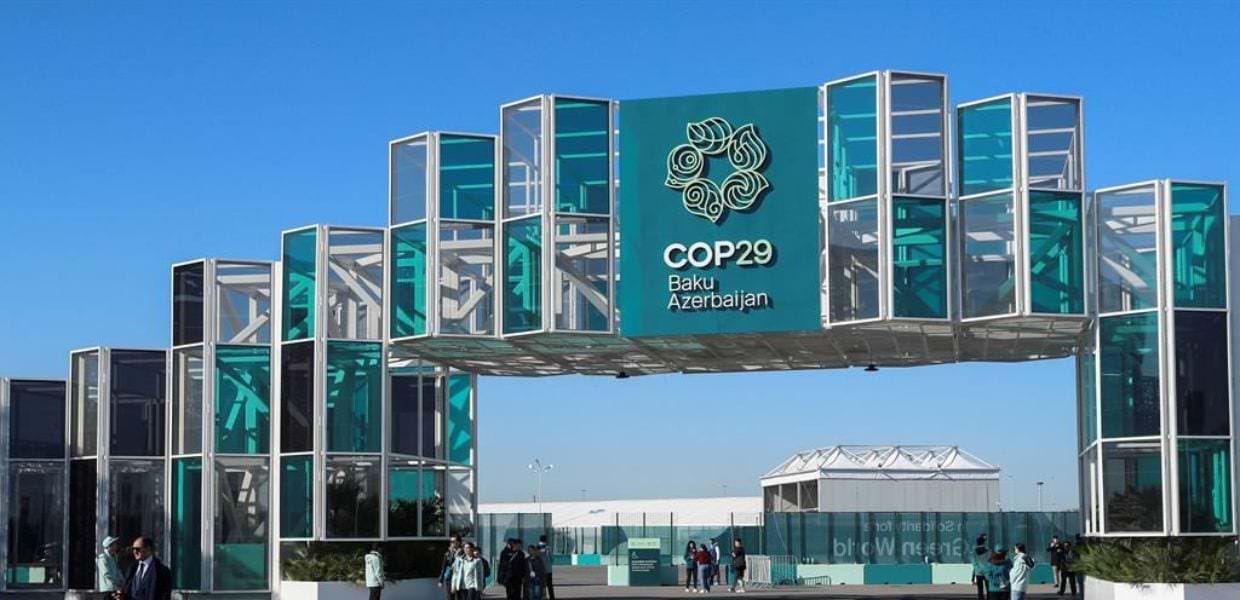 Immagine della conferenza COP29 a Baku, Azerbaijan, con discussioni su un accordo sulla finanza climatica e negoziati climatici in corso.