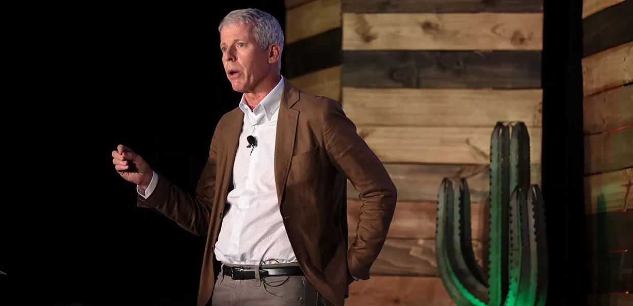 Chris Wright, negazionista climatico, interviene su temi energetici; evidenzia controversie legate alla sua nomina da parte di Trump.