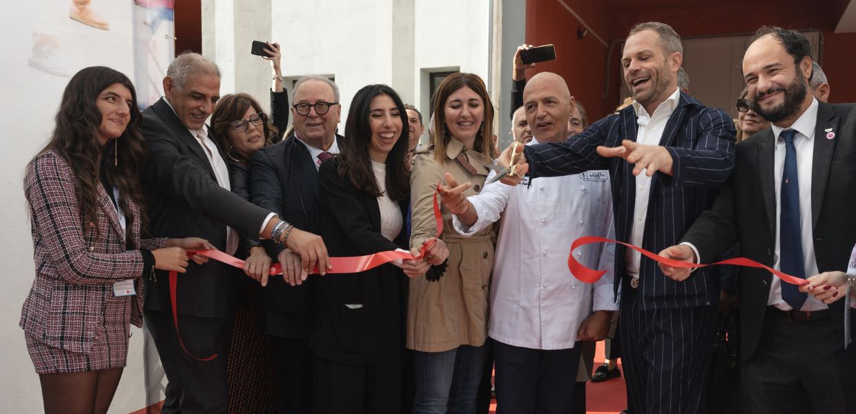 Inaugurazione del Salone DeGusto, un evento dedicato ai sapori e agli alimenti, con partecipanti nel settore gastronomico e chef famosi.