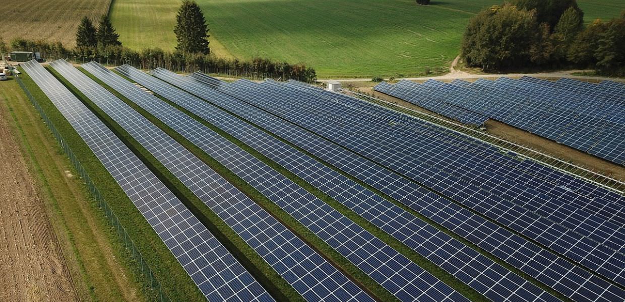 Impianto fotovoltaico in Italia, 2024: le energie rinnovabili superano le fonti fossili nella produzione energetica nazionale.