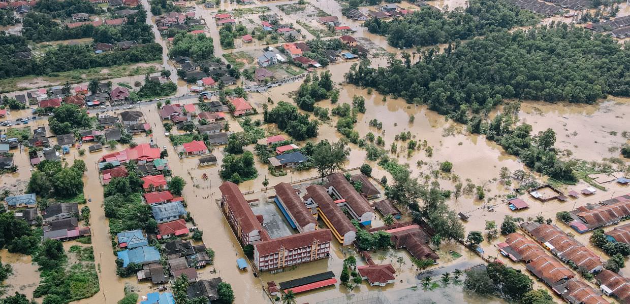 Ferie retribuite in caso di piogge intense e altri eventi estremi, ecco in quale Paese UE è legge