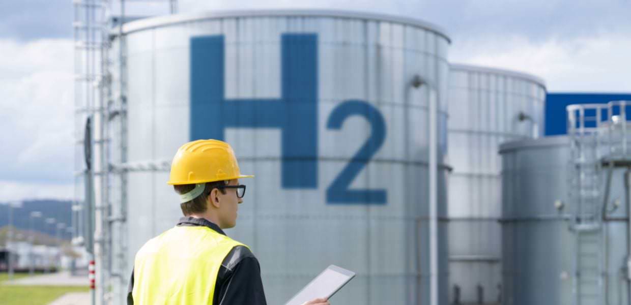 Un tecnico osserva serbatoi di idrogeno H2, presentando la nuova strategia del governo per l'utilizzo sostenibile dell'idrogeno nel settore energetico.