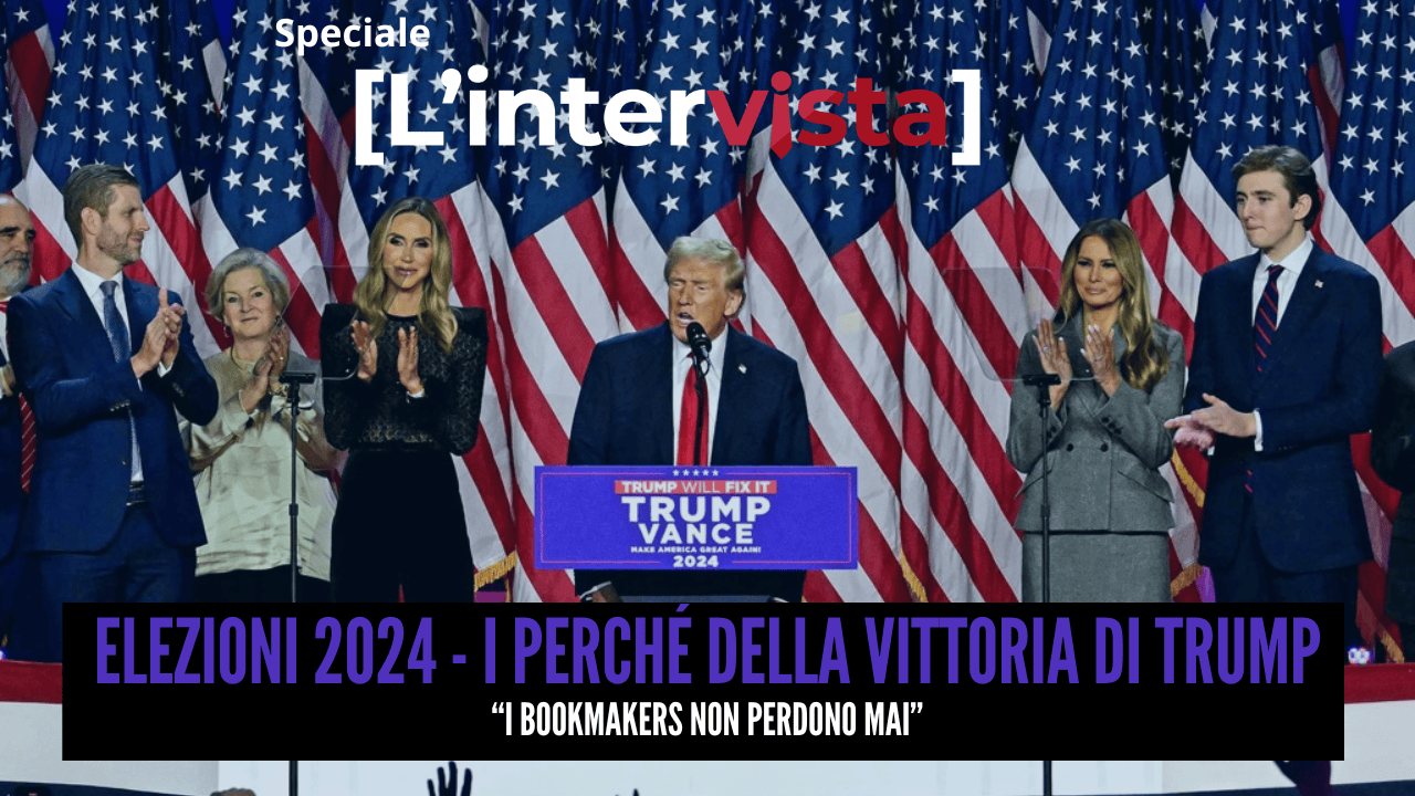 Donald Trump parla durante un evento elettorale con sostenitori, sfondo di bandiere americane, per le Elezioni 2024. Speciale L'Intervista.