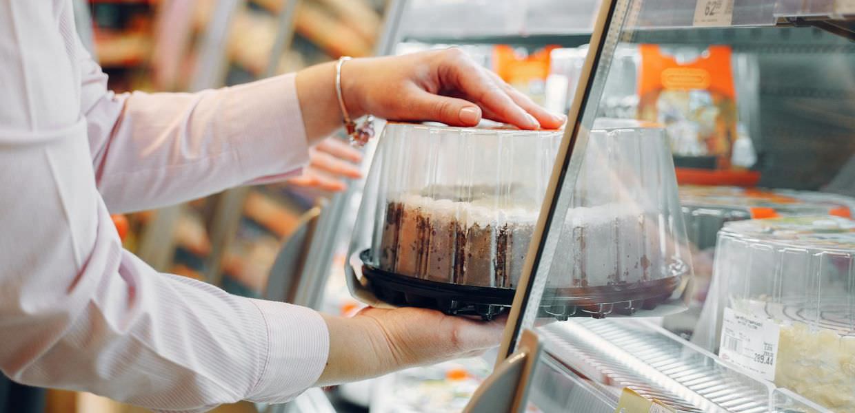 Imballaggi in plastica nei supermercati, per il 51% dei prodotti il packaging non serve