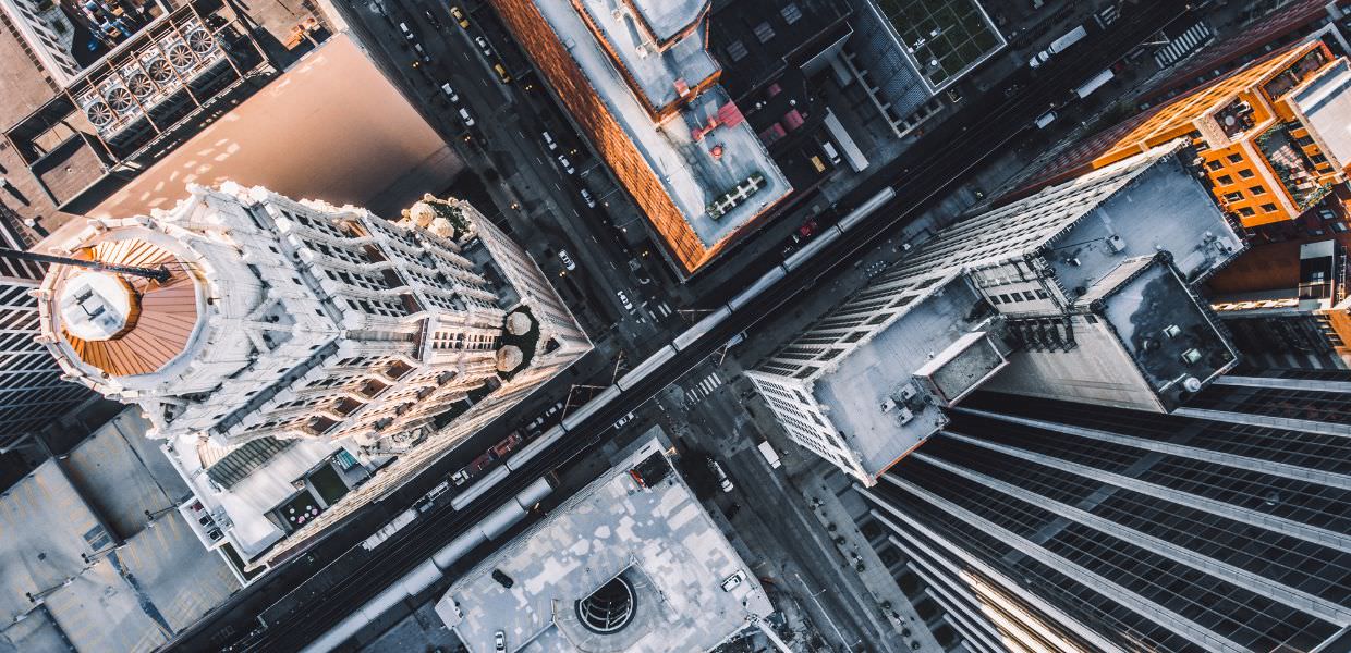 Immagine aerea di città europee, evidenziando i grattacieli e l'urbanizzazione, per illustrare il rischio climatico nei prossimi 25 anni.