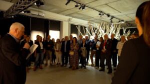 Riciclo, ‘il rifiuto diventa arte’ grazie alle opere di Silvana Di Vora, foto persone mostra