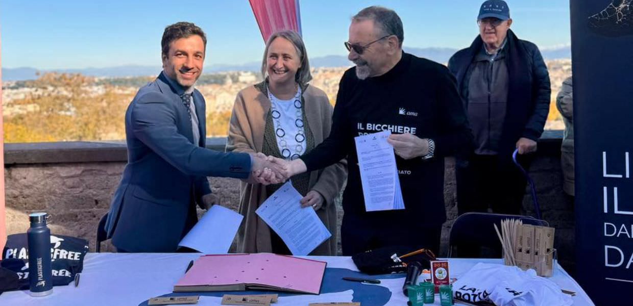 Roma, Ama e Plastic Free firmano un protocollo d'intesa contro l'inquinamento da plastica