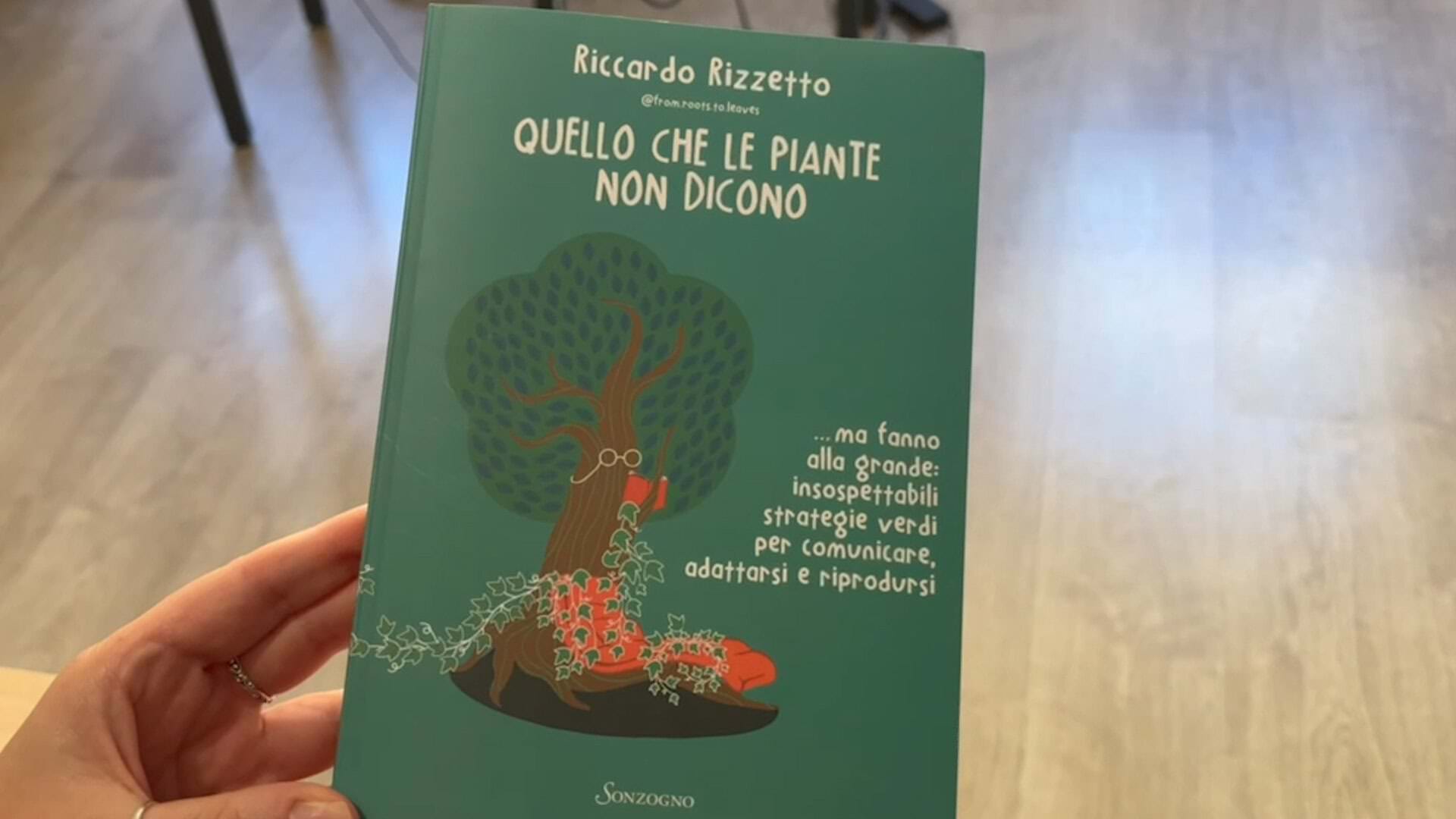 Libro Quello che le piante non dicono di Riccardo Rizzetto, esplora la comunicazione delle piante e le loro strategie di adattamento.