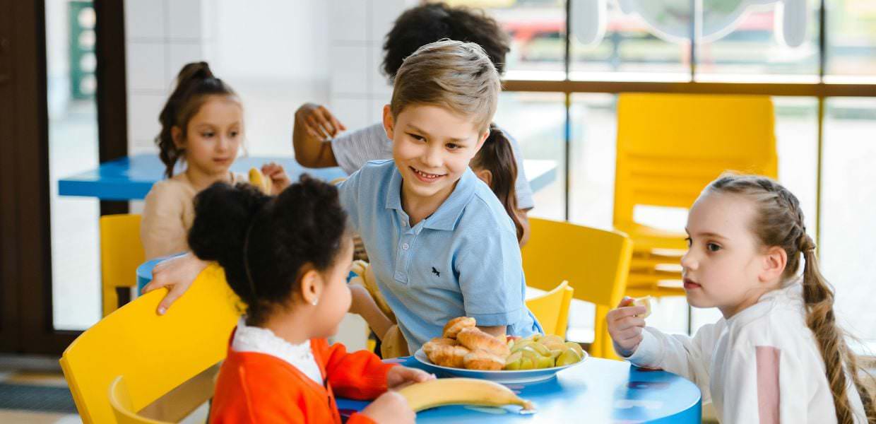 Mense scolastiche, si butta ancora parecchi cibo e 1 su 4 è irregolare