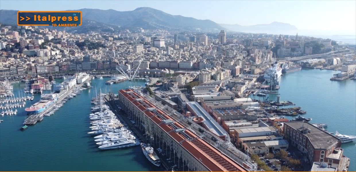 Vista aerea del porto di Genova, evidenziando il paesaggio urbano, le barche e l'importanza dei progetti ambientali contro i cambiamenti climatici.