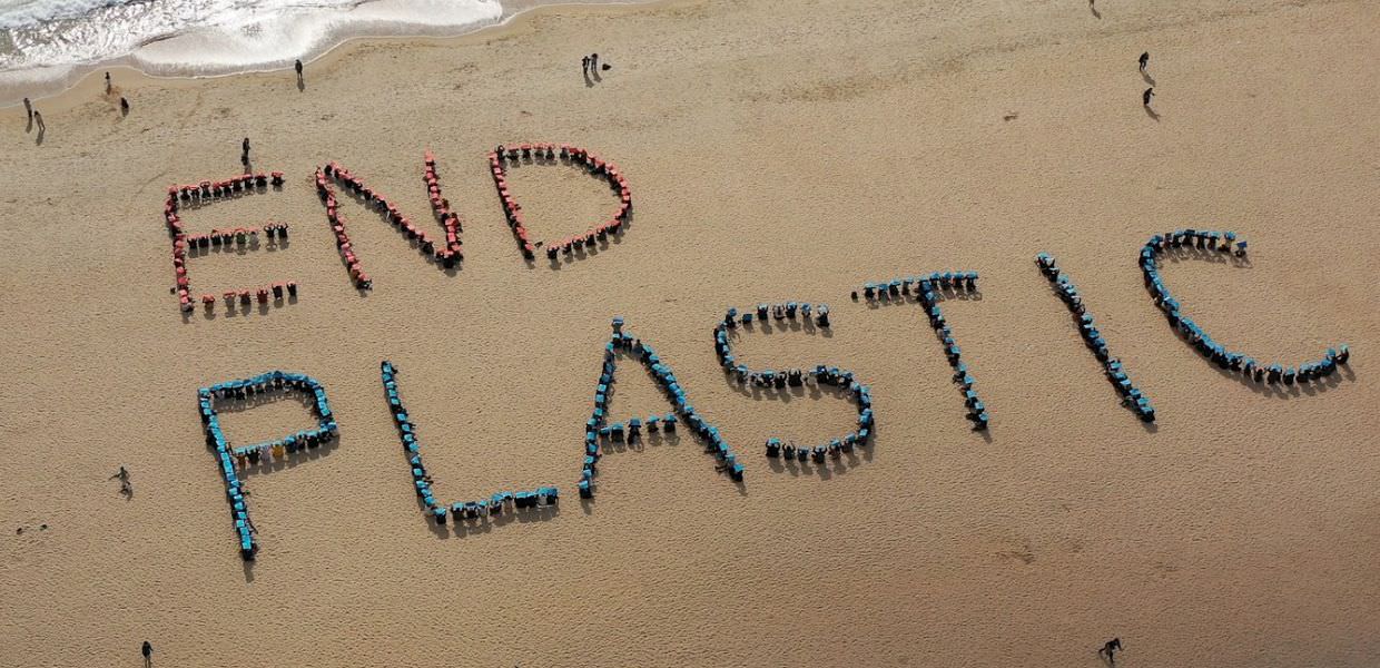 Trattato sulla plastica, proseguono gli incontri e le proteste degli ambientalisti “Il mondo vi guarda”