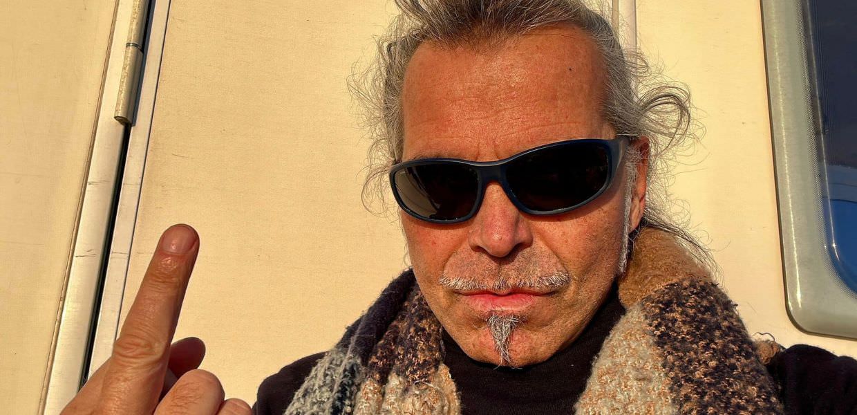 Piero Pelù chiude il suo account su X in segno di dissenso nei confronti di Elon Musk, mostrando il suo disappunto con un gesto provocatorio.