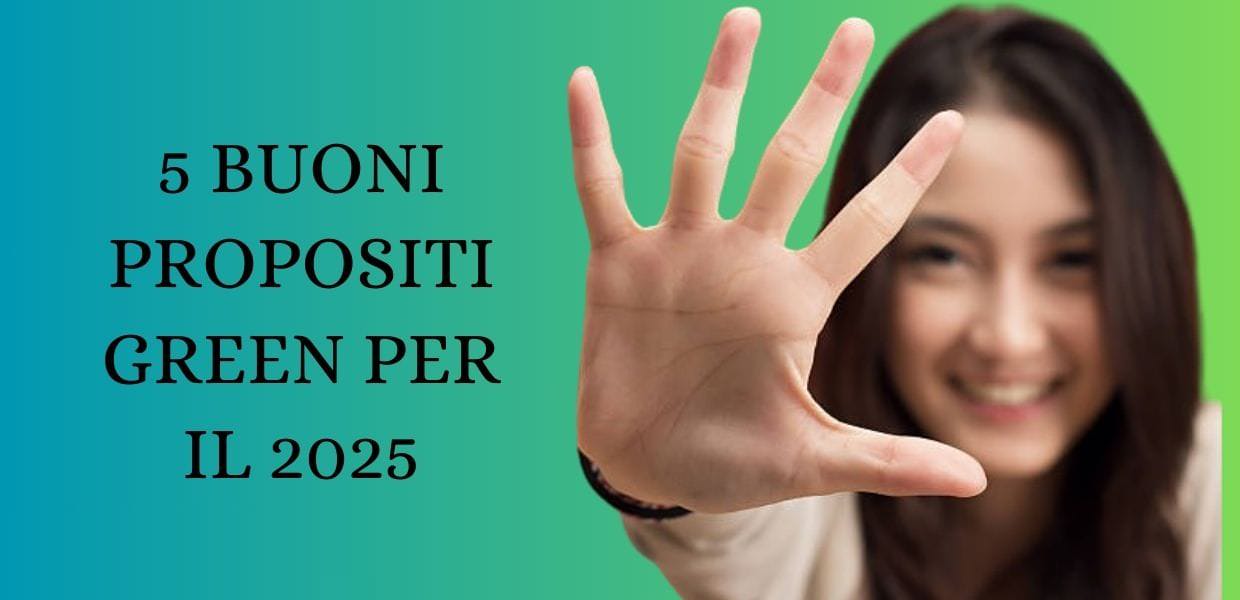 Testo alternativo: Donna sorridente mostra la mano con cinque dita, rappresentando i 5 buoni propositi green per il 2025.