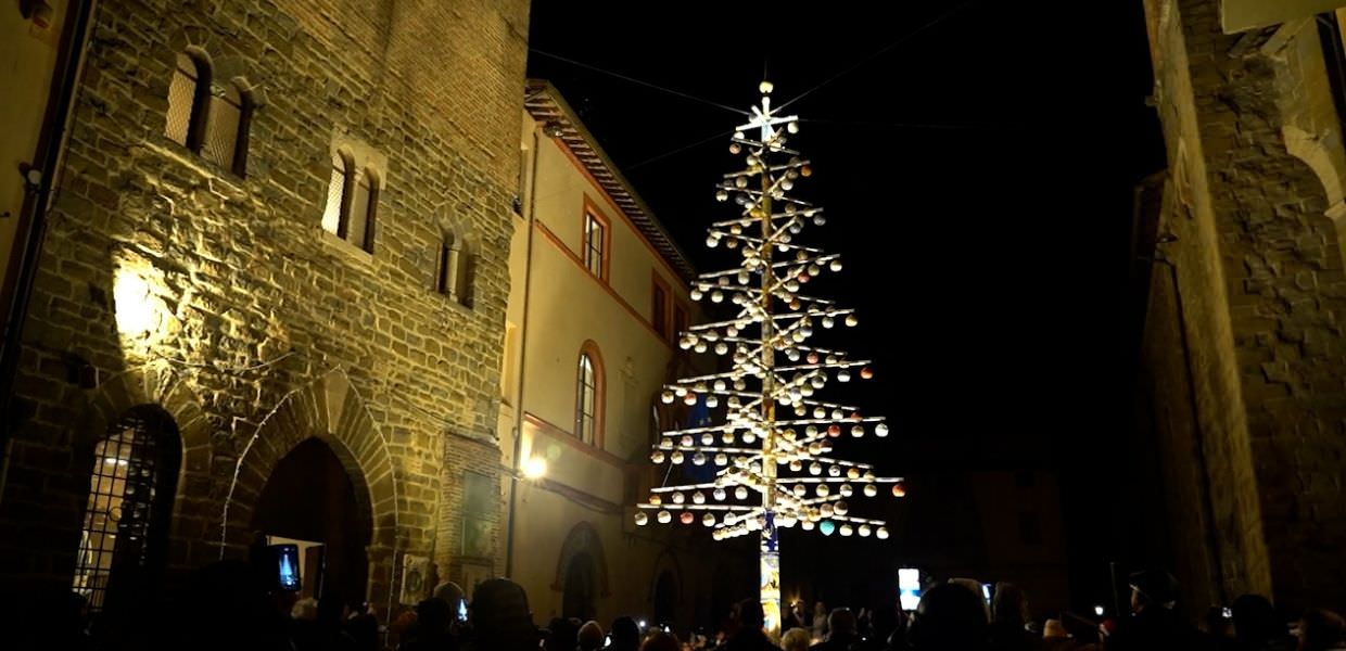 Deruta (Pg), acceso l’albero di Natale in ceramica più grande del mondo