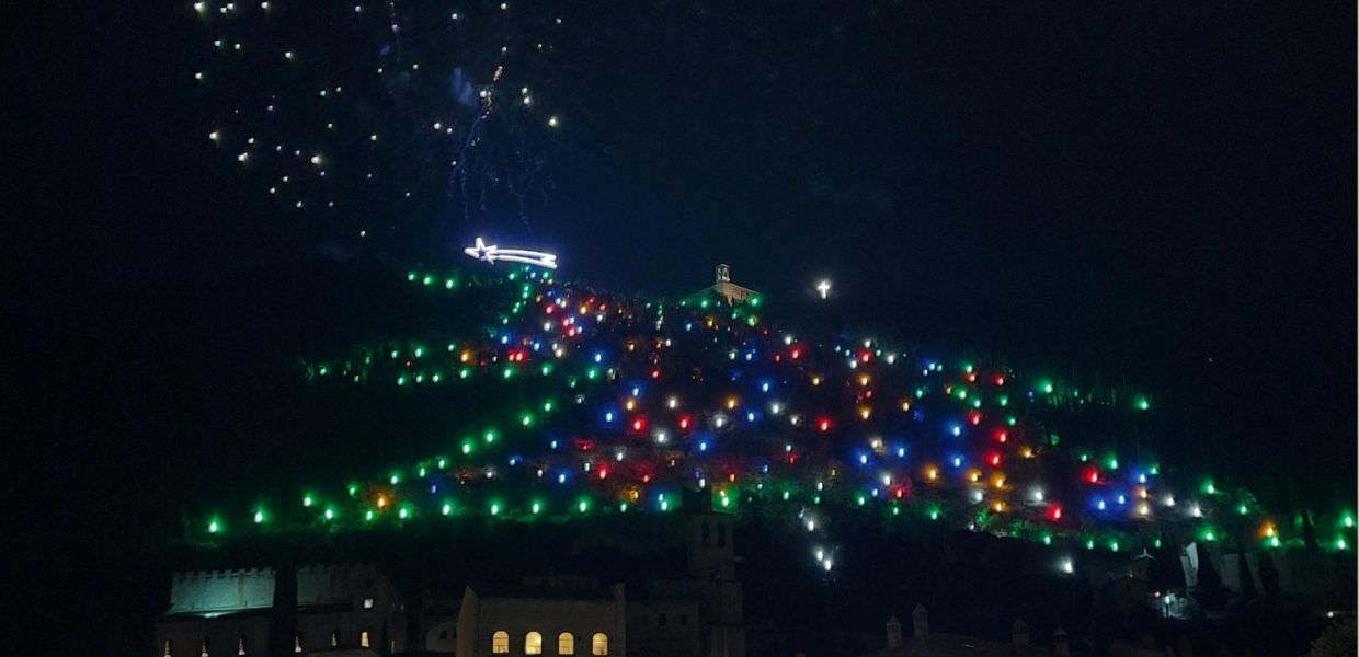 Gubbio (Pg), fino al 12 gennaio c’è l’albero di Natale più grande del mondo