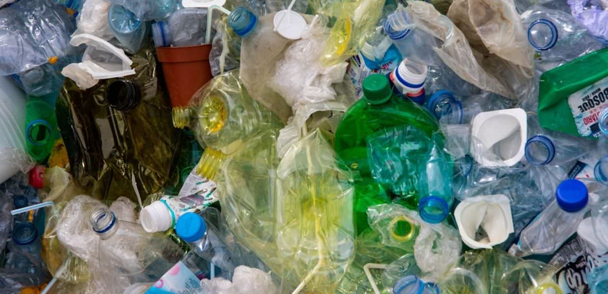 Riciclo, si può dare nuova vita ai coloranti delle bottiglie in plastica