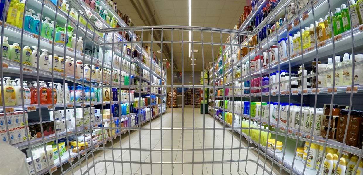 Shrinkflation, arriva l’etichetta obbligatoria sulle confezioni per avvisare i consumatori