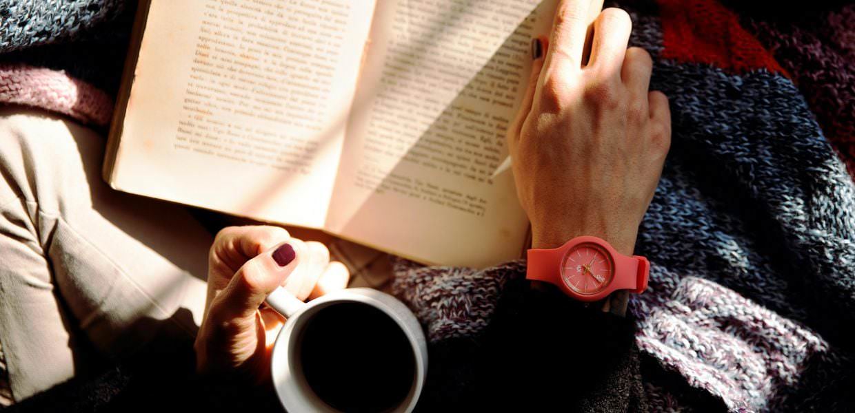 Editoria, in Italia meno lettori e tempo di lettura più breve. I dati dell’Osservatorio Aie