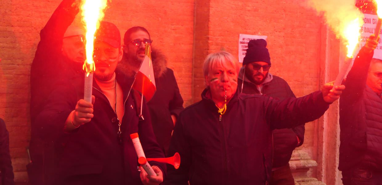 Tra fumogeni e slogan la protesta degli Ncc a Roma “Stop ai decreti del governo”