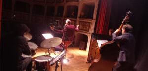 Umbria, nel più piccolo teatro del mondo la voce di Gianni Neri ha omaggiato Luigi Tenco, foto dal palco