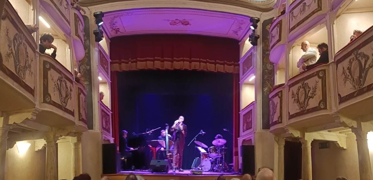 Umbria, nel più piccolo teatro del mondo la voce di Gianni Neri ha omaggiato Luigi Tenco