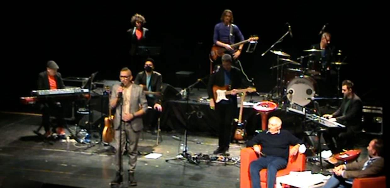 Concerto a Terni 'Il nostro canto libero' con Mogol e Gianni Neri, un momento di musica e emozioni sul palco con artisti e strumenti.