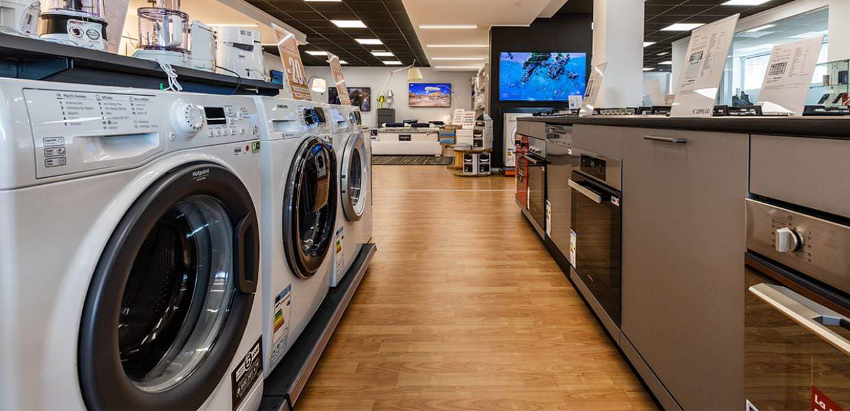 Immagine di elettrodomestici moderni in un negozio, illustrando le offerte del Bonus Elettrodomestici 2025 e le modalità di richiesta.