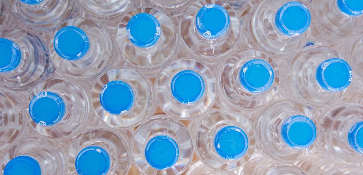 Bottiglie in plastica, le nuove regole Ue. Ecco cosa cambia