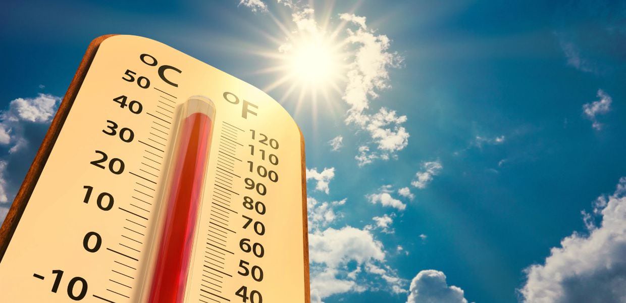 Termometro che segna alte temperature sotto un sole cocente, simbolo del caldo eccessivo nelle città italiane con più decessi in Europa.