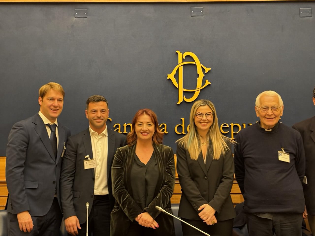 Foto di un evento presso la Camera dei Deputati, con relatori impegnati nella lotta contro lo spreco alimentare e il recupero di pasti.