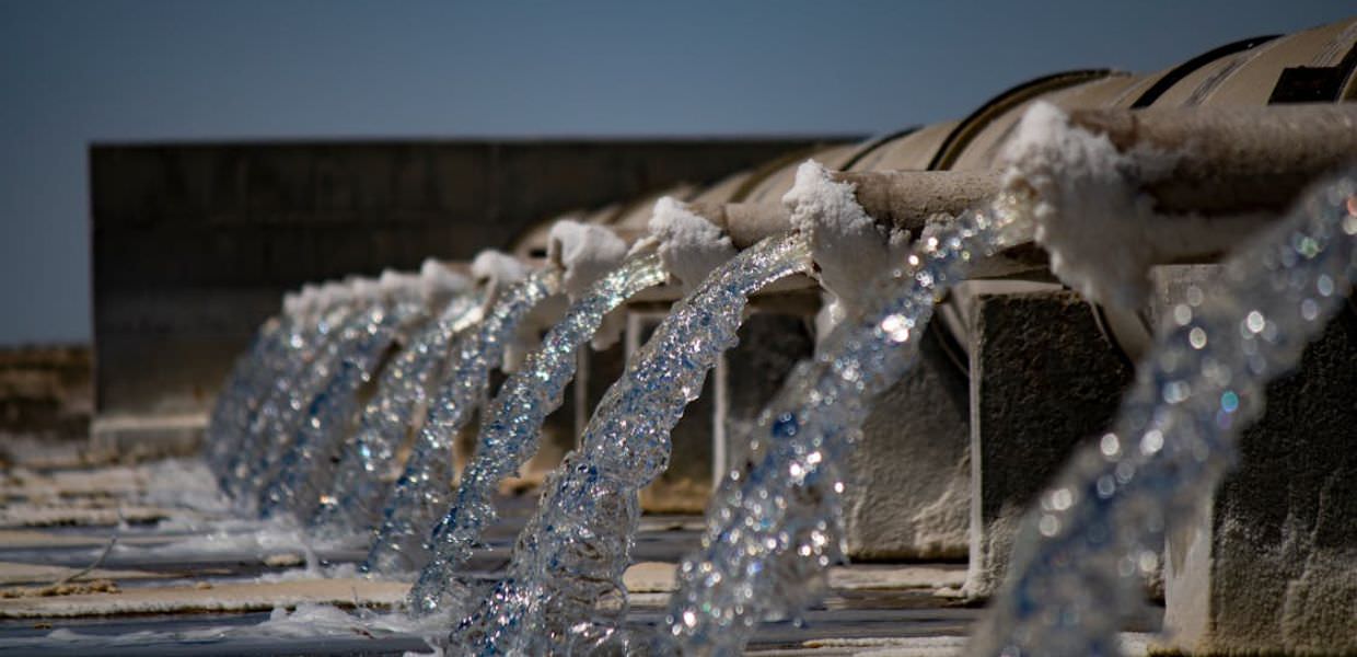 In Italia mancano i dati sul TFA, il PFAS più presente sul pianeta. La denuncia di Greenpeace