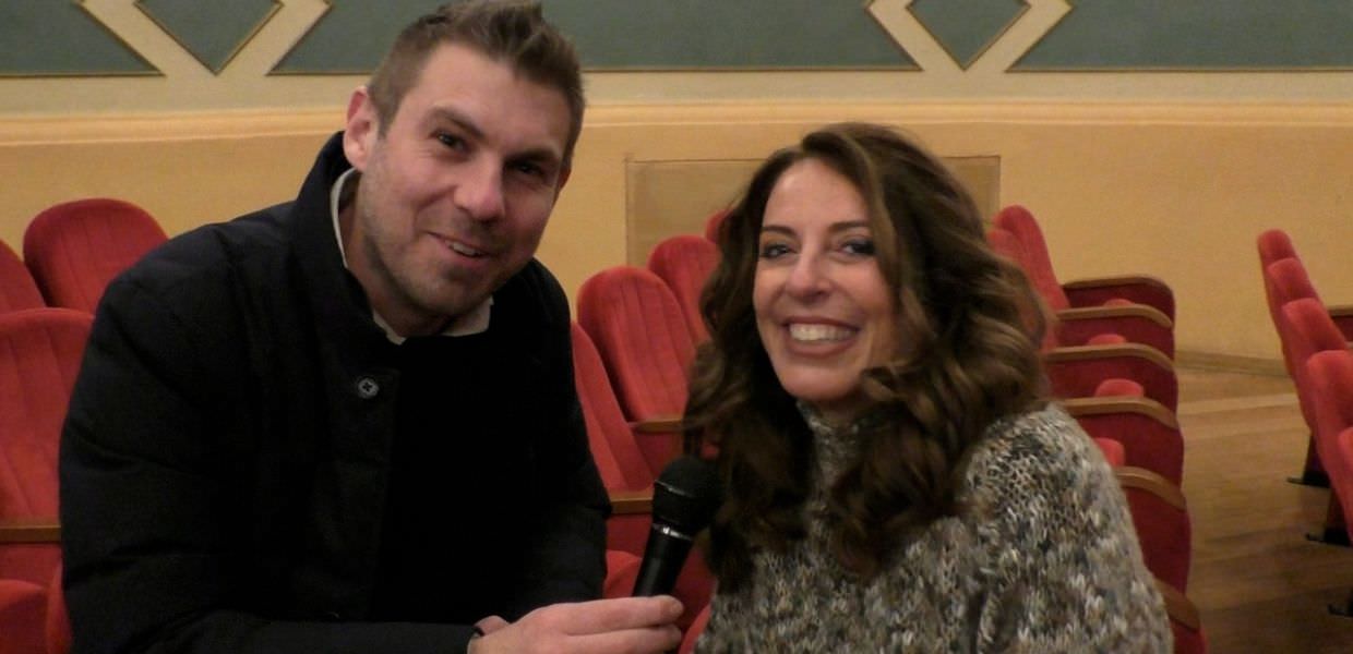 Intervista a Cristiana Pegoraro durante la puntata speciale de 'La valigia dell'artista'. Atmosfera accogliente e musica coinvolgente.