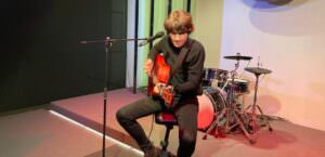 La valigia dell’artista, 7° puntata con il cantautore Mauro Di Maggio, Mauro Di Maggio con la chitarra