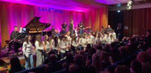 Terni, oltre due ore di emozioni con Gianni Neri e Mogol, foto coro istituto marconi