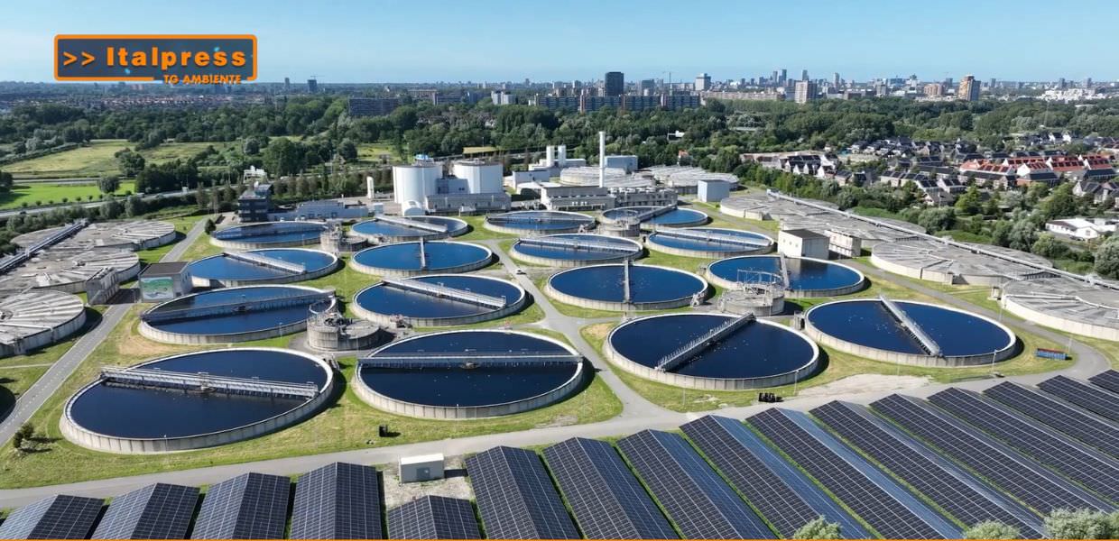 Impianto di depurazione con pannelli solari, simbolo di sostenibilità e innovazione per combattere inquinamento e crisi climatica.