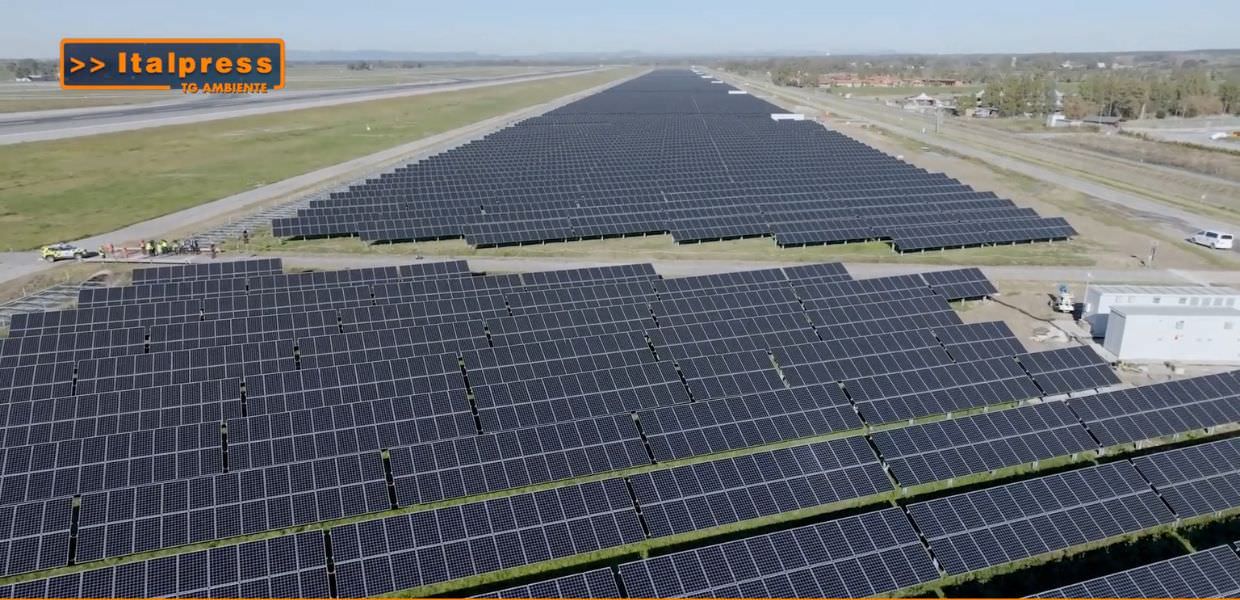 Pannelli fotovoltaici disposti su ampia area, simbolo di sviluppo sostenibile e innovazione energetica nel progetto di Tg Ambiente.