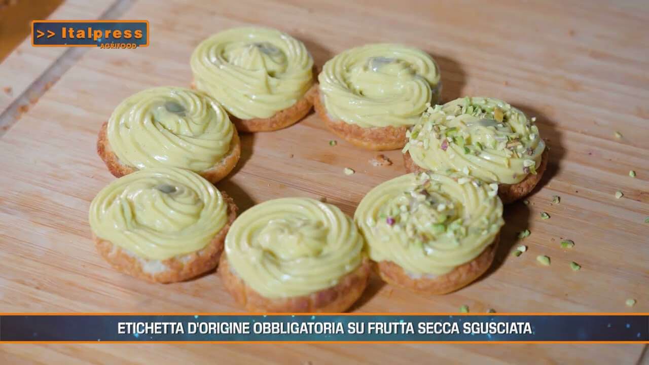 Alternative text: Deliziosi dolci guarniti con crema verde e frutta secca, simbolo dell'importanza dell'etichetta d'origine nell'industria agroalimentare.