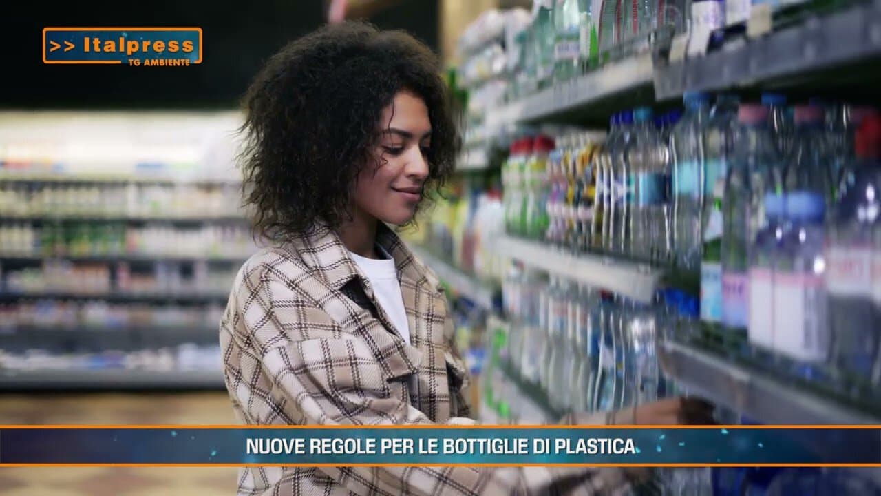 Una giovane donna seleziona bottiglie di plastica in un supermercato, evidenziando l'importanza delle nuove regole per il riciclo e la sostenibilità.