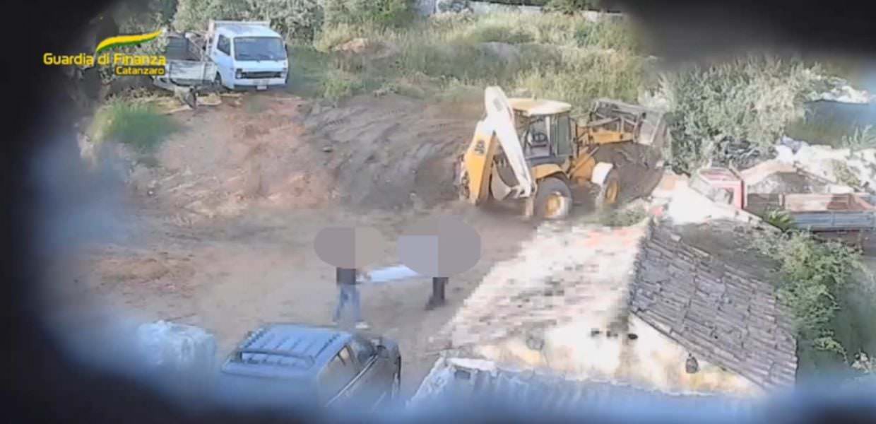 rifiuti discariche abusive capannone sequestro