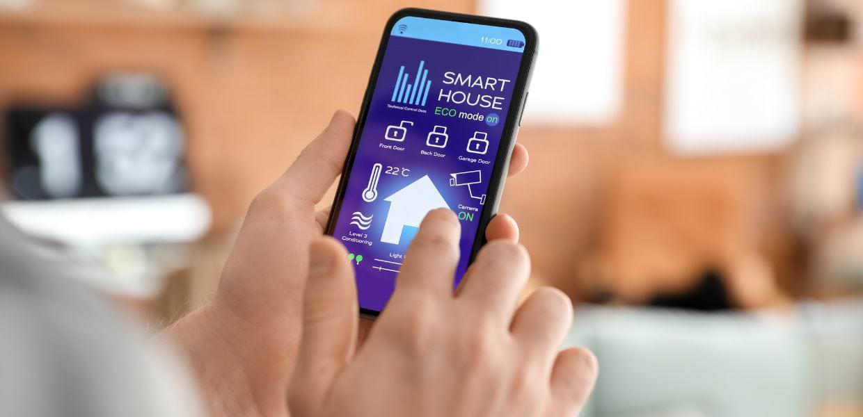 Immagine di un smartphone che mostra un'app per la gestione della domotica, evidenziando le agevolazioni fiscali e i bonus fino al 2027 per la building automation.