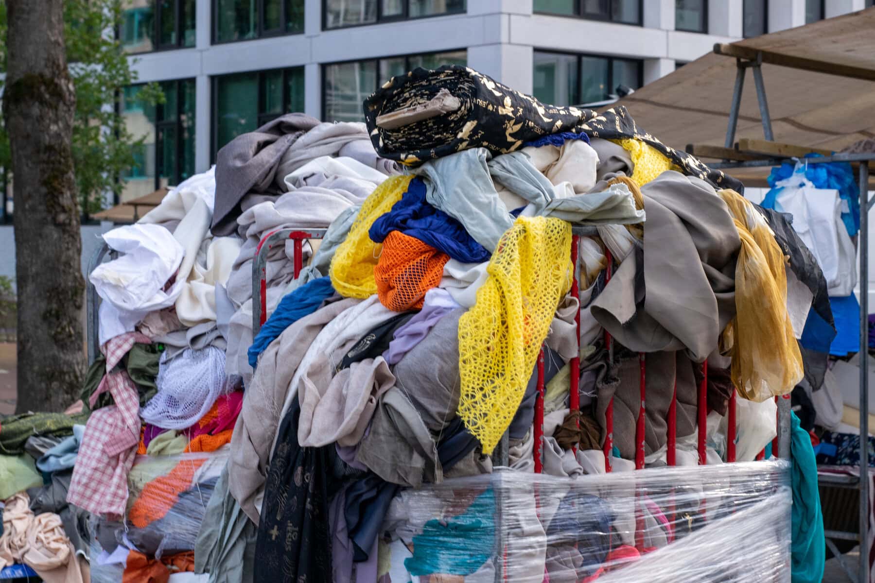 Parlamento europeo e Consiglio hanno raggiunto un accordo provvisorio su nuove misure per prevenire e ridurre i rifiuti tessili in tutta l’UE. Cosa prevede.**Cesto di tessuti usati e scarti tessili. Rifiuti del fast fashion, problema ambientale.**