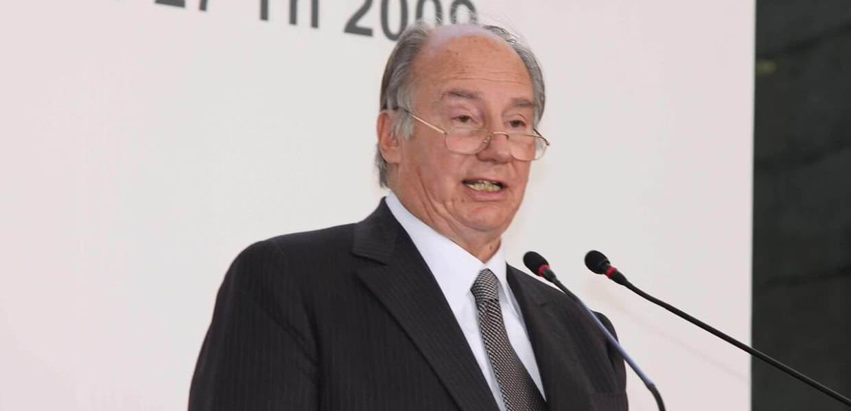 Immagine di Karim Aga Khan, miliardario, mentre discute delle contraddizioni tra impegno ambientale e uno stile di vita lussuoso.