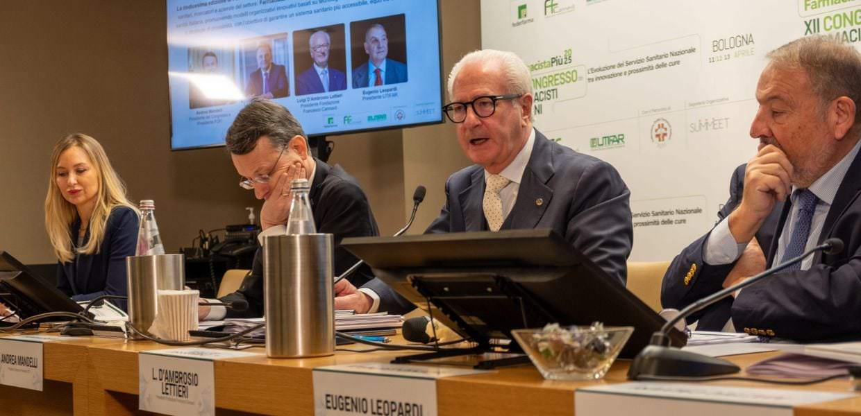 Ecco una possibile alternativa testo SEO-friendly per l'immagine `Farmacistapiu.jpg`:

XII Congresso Nazionale Farmacisti Italiani: momenti del dibattito con Luigi D'Ambrosio Lettieri, Eugenio Leopardi ed altri relatori a Bologna.