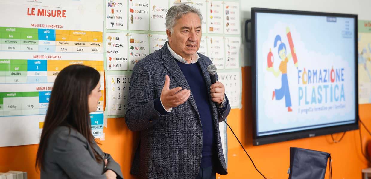 Formazione plastica, il nuovo progetto di Corepla per promuovere il riciclo **Opzione 1 (148 caratteri):** > Corepla presenta Formazione Plastica: progetto per promuovere il riciclo. Immagine di un relatore che illustra l'iniziativa in una scuola. #riciclo #plastica #Corepla #scuola **Opzione 2 (128 caratteri):** > Il nuovo progetto Corepla Formazione Plastica illustrato in una scuola. Un relatore spiega l'importanza del riciclo della plastica. #Corepla #riciclo #plastica **Opzione 3 (142 caratteri):** > In una scuola, presentazione del progetto Formazione Plastica di Corepla per educare al riciclo della plastica. Foto di un relatore durante la presentazione. #formazione #plastica #riciclo Si sceglie l'opzione migliore in base al contesto della pagina e alle parole chiave più rilevanti. È importante usare hashtag pertinenti per migliorare la visibilità sui social media.