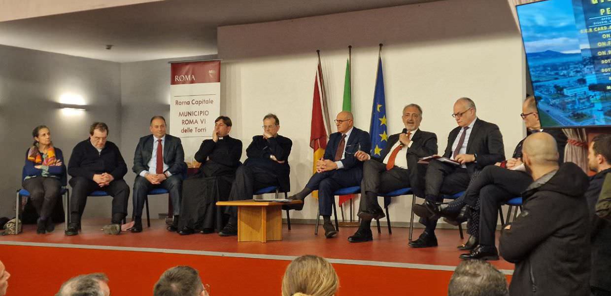 Immagine di un incontro al Municipio Roma VI delle Torri, dove esperti discutono idee per ripensare le periferie nella città di Roma.