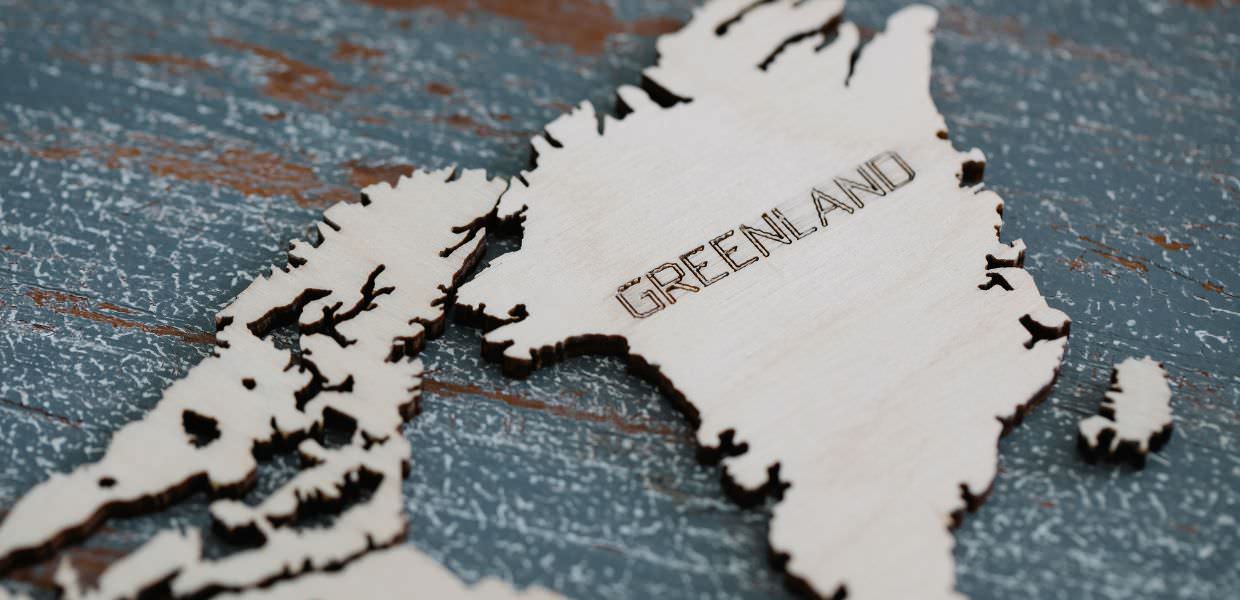 Mappa incisa della Groenlandia, simbolo del rapido scioglimento dei ghiacci secondo nuovi studi scientifici e ricerche ambientali recenti.